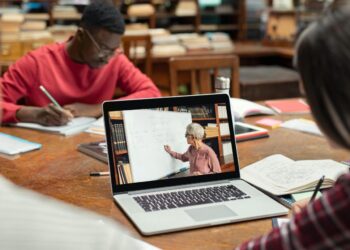 Online Education Platforms: How We Learn in the Digital Age ?